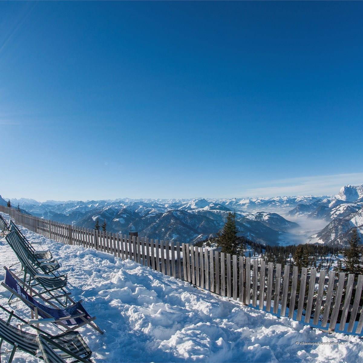 Blick vom Skigebiet Winklmoos-Steinplatte in die Alpen 