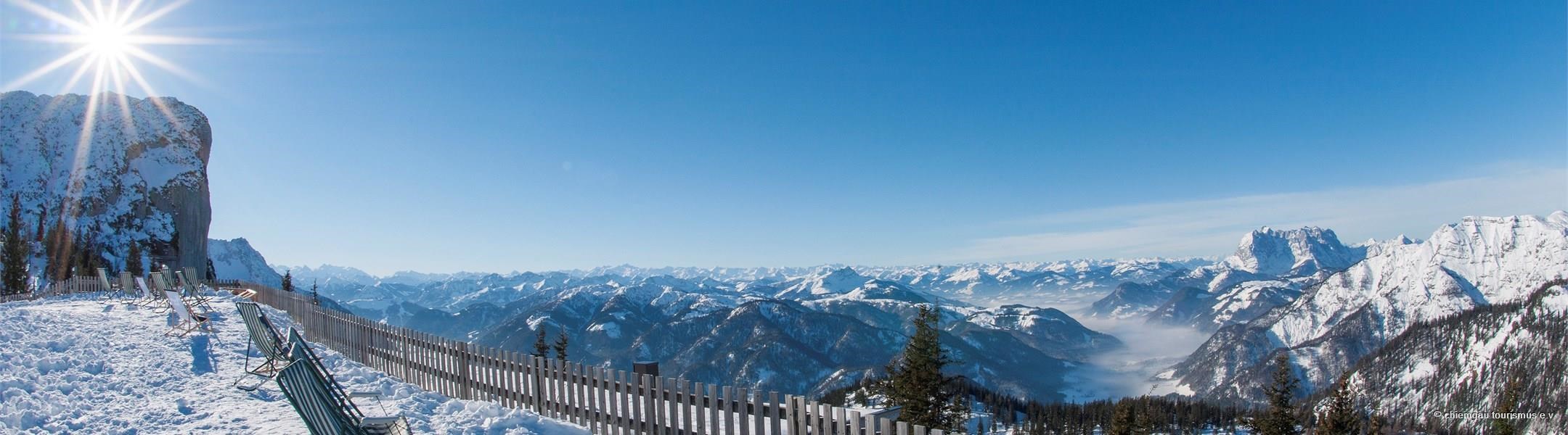 Blick vom Skigebiet Winklmoos-Steinplatte in die Alpen 