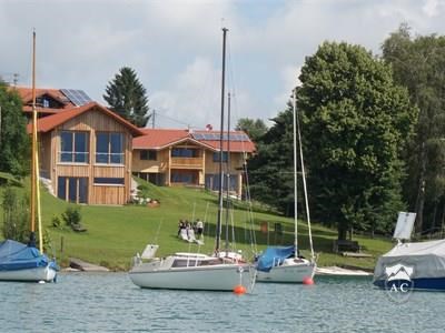 Apartments mit Seezugang im Sommer