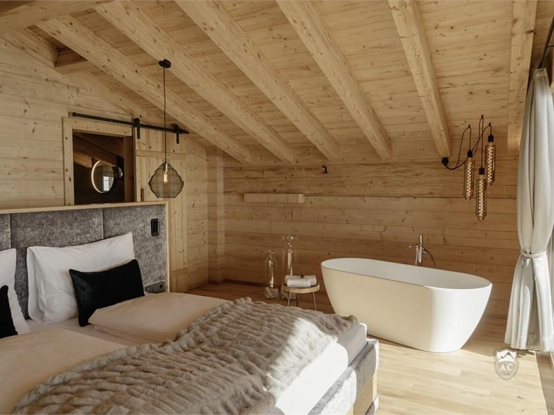 Schlafzimmer mit freistehender Badewanne