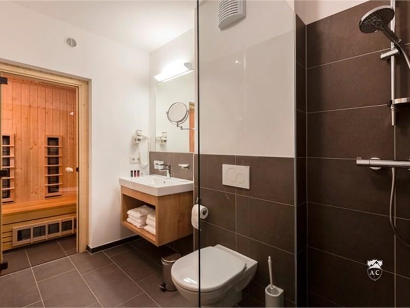 Badezimmer mit Infrarotkabine im Apartment Typ 3