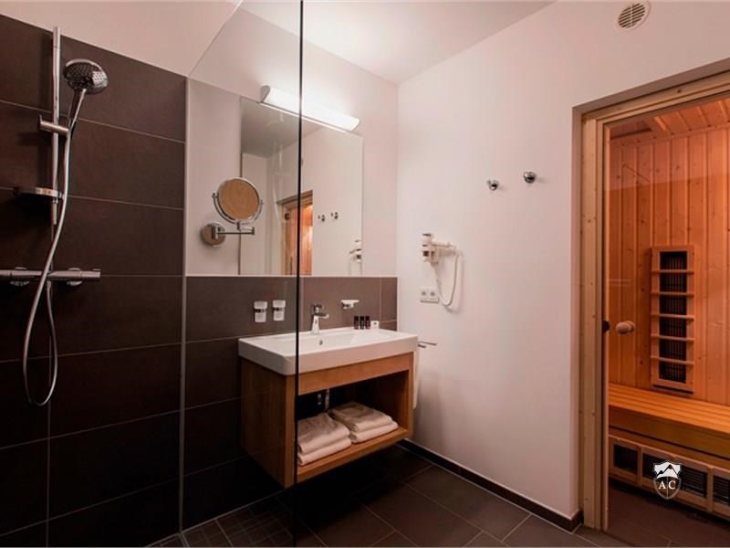 Badezimmer mit INfrarotkabine im Apartment Typ 5