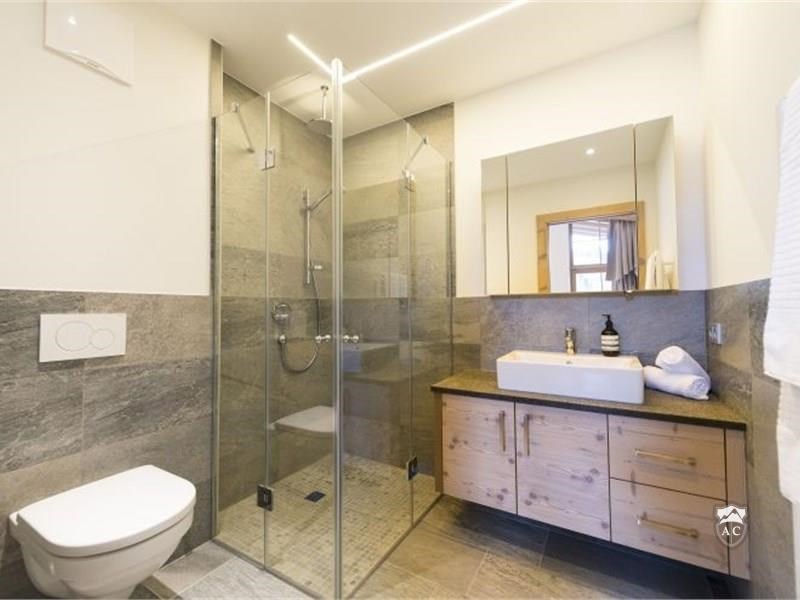 Modernes Duschbadezimmer