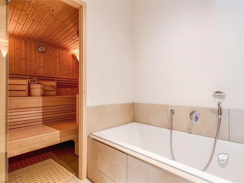 Badezimmer mit Sauna und Wanne Typ 3