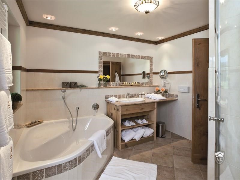 Badezimmer mit Badewanne in den Chalet-Suiten