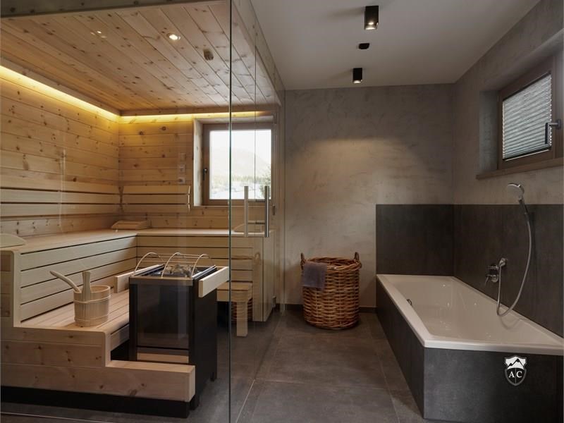 Wellnessbadezimmer mit Sauna und Badewanne