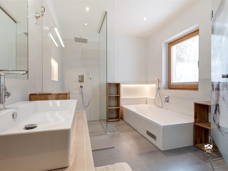 Modernes Badezimmer mit Badewanne und Dusche