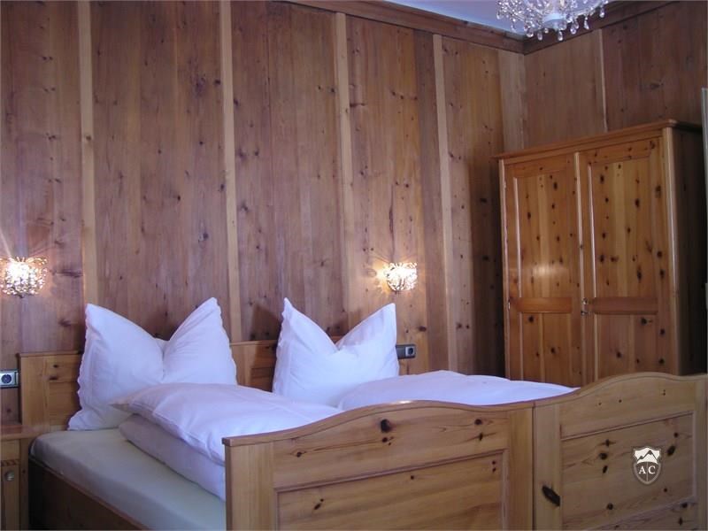 Schlafzimmer mit Holzvertäfelung