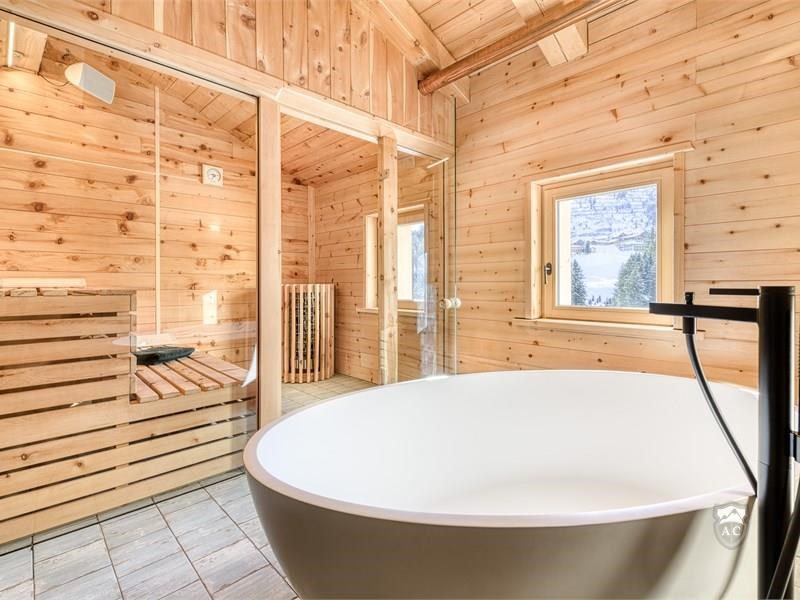 Wellnessbereich mit Sauna und freistehender Badewanne
