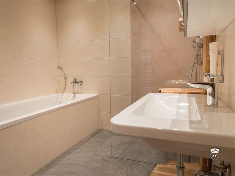 Badezimmer mit Badewanne und Dusche Apartment 1