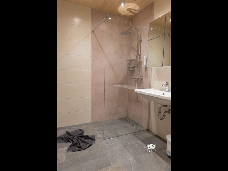 Duschbadezimmer im Apartment 2