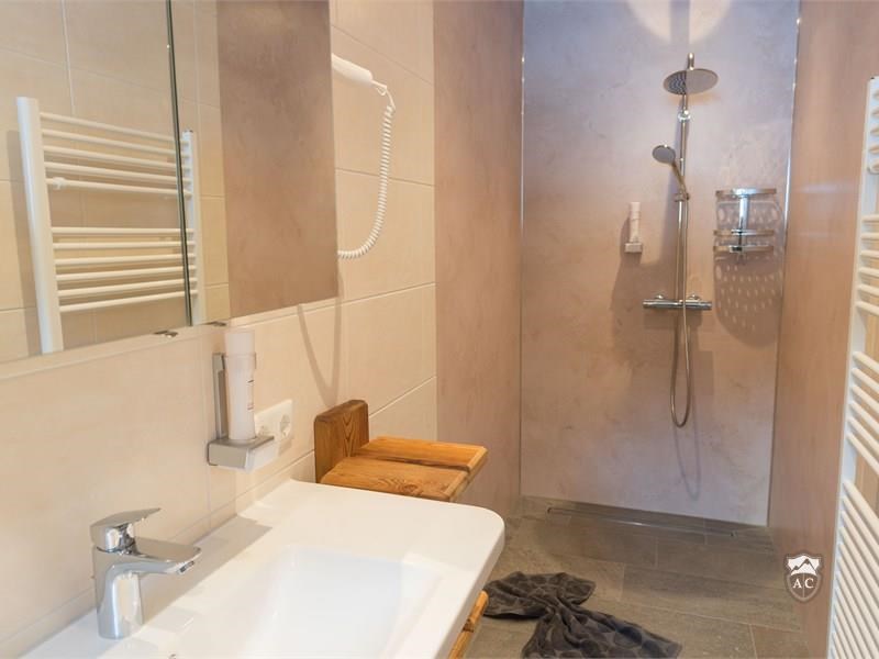Duschbadezimmer im Apartment 3