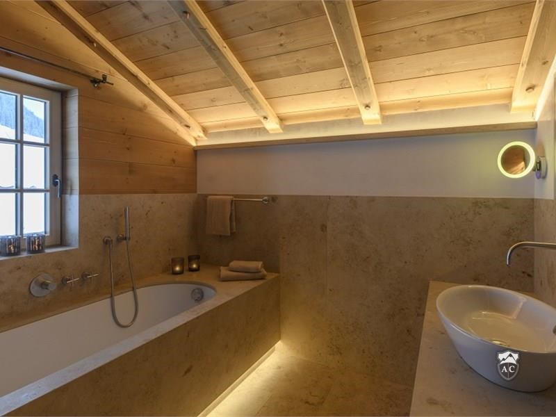 Badezimmer mit Badewanne im Obergeschoss