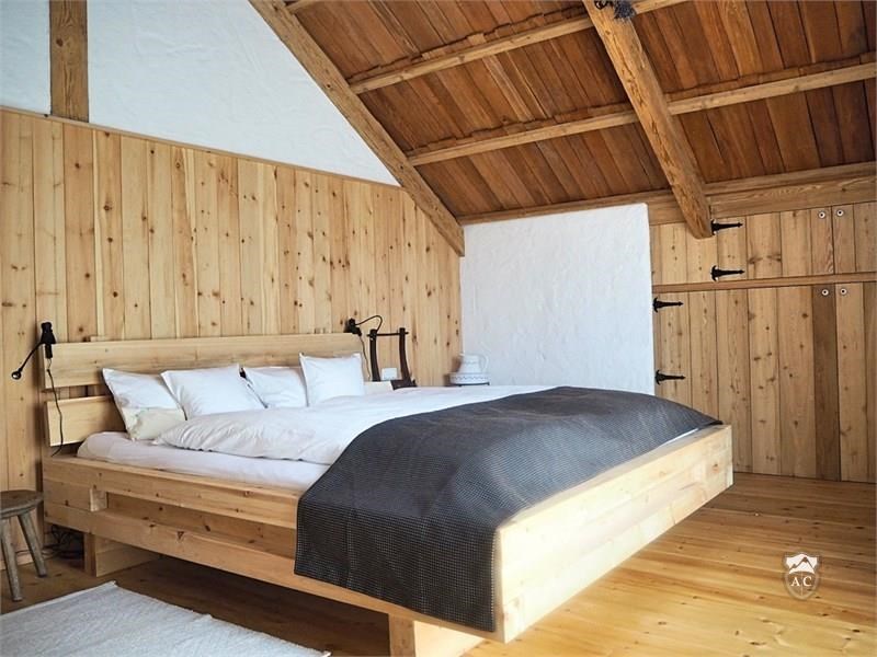 Doppelschlafzimmer mit Zirbenholzbett im Obergeschoss