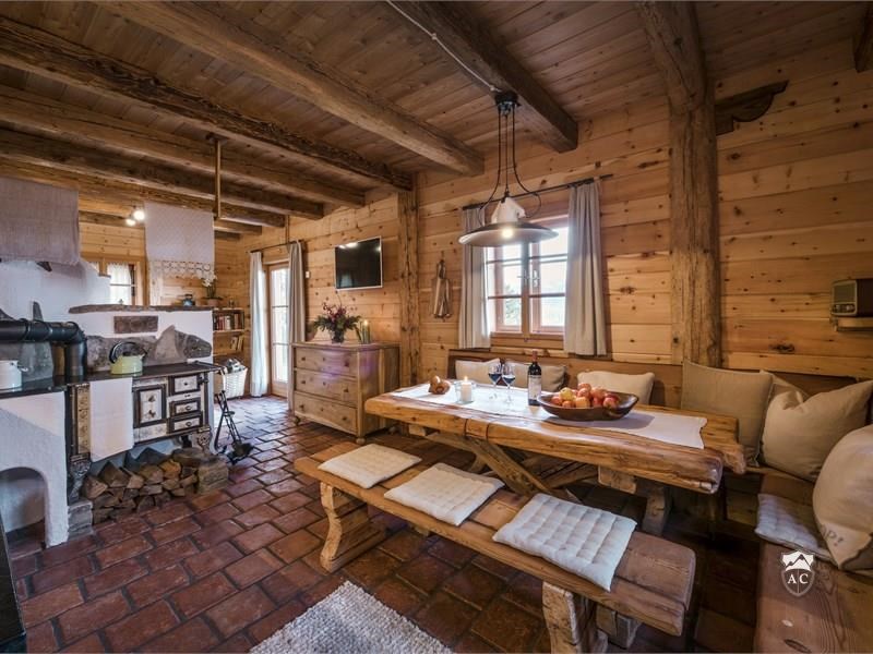Wohnküche mit Esstisch und Holzherd