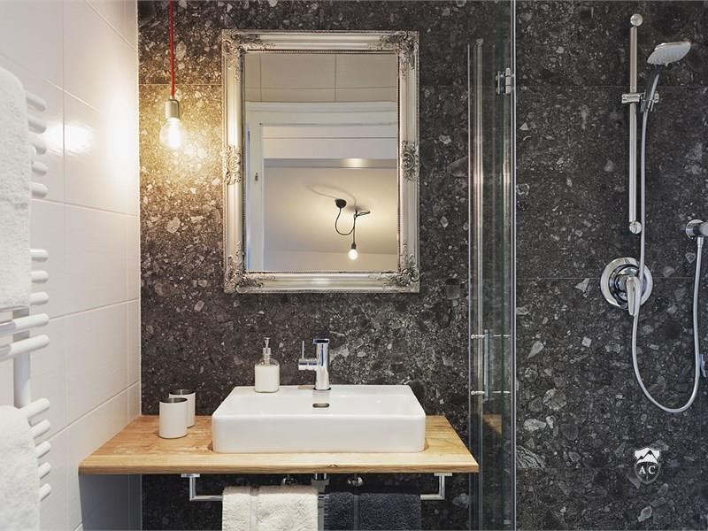 Duschbadezimmer Design von Apartment 4 und 5