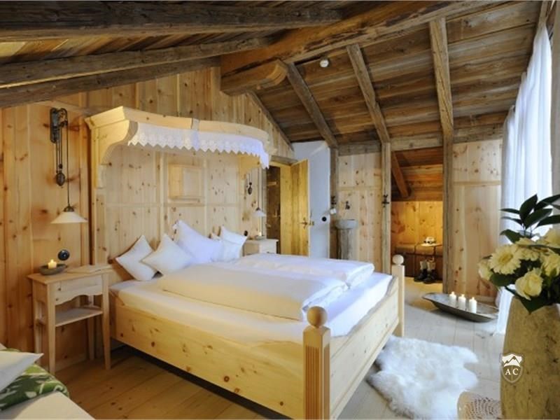Gemütlicher Schlafbereich mit viel Holz