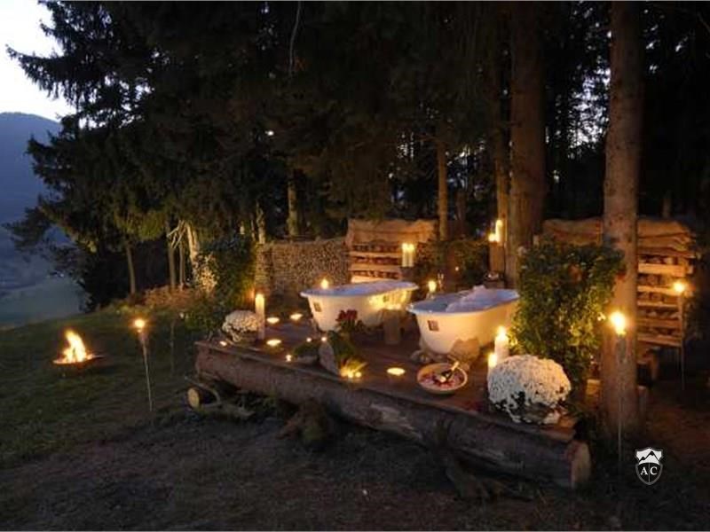 Romantisches Waldbad in der Nacht