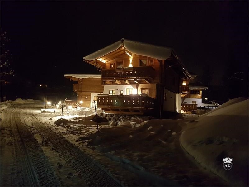 Verschneite Chalets bei Nacht