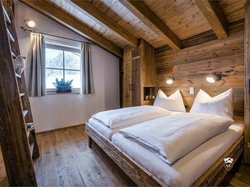 Schlafzimmer mit Doppelbett und Einzelbetten Lodge 4