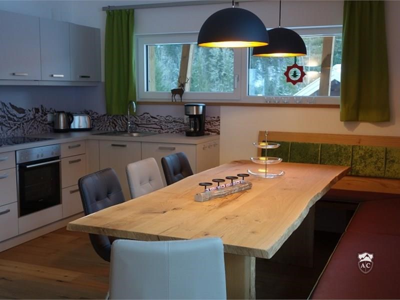 Essbereich mit voll ausgestatteter Küche