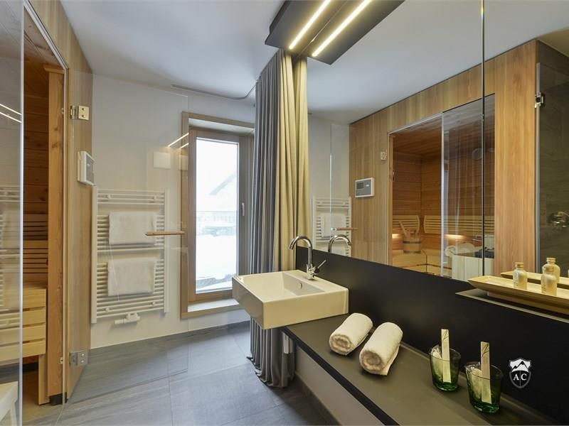 Modernes Badezimmer mit Sauna