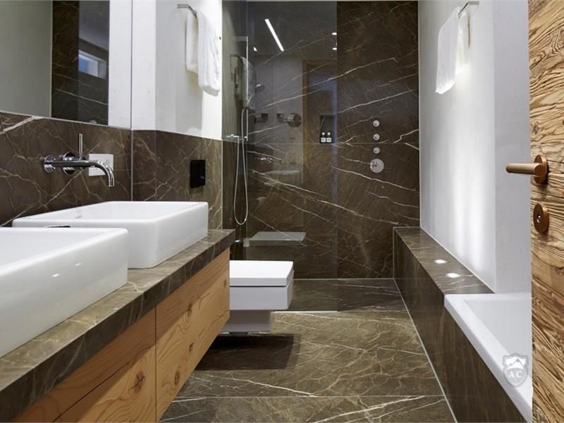 Badezimmer mit Dusche und Badewanne Apt1