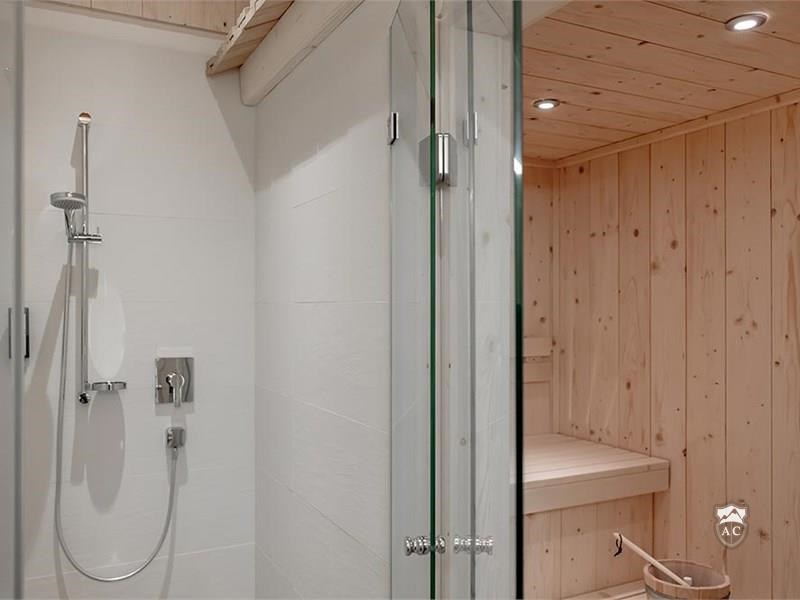 Dusche und Sauna im Chalet 4