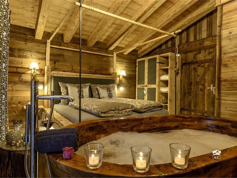 Master Bedroom mit freistehender Badewanne Chalet 3