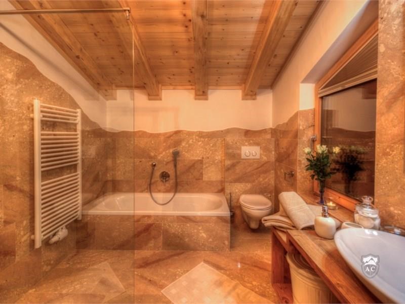 En-Suite Badezimmer mit Dusche und Badewanne