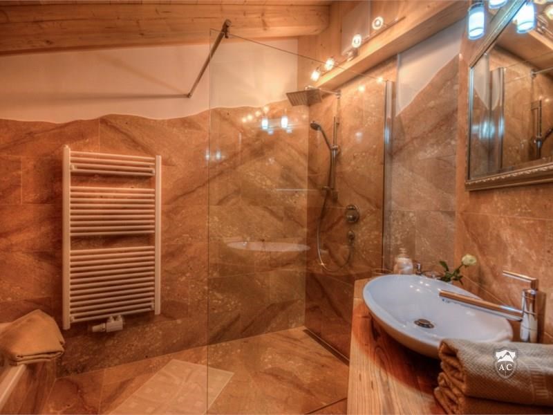 Helles en-suite Badezimmer mit Dusche und Badewanne