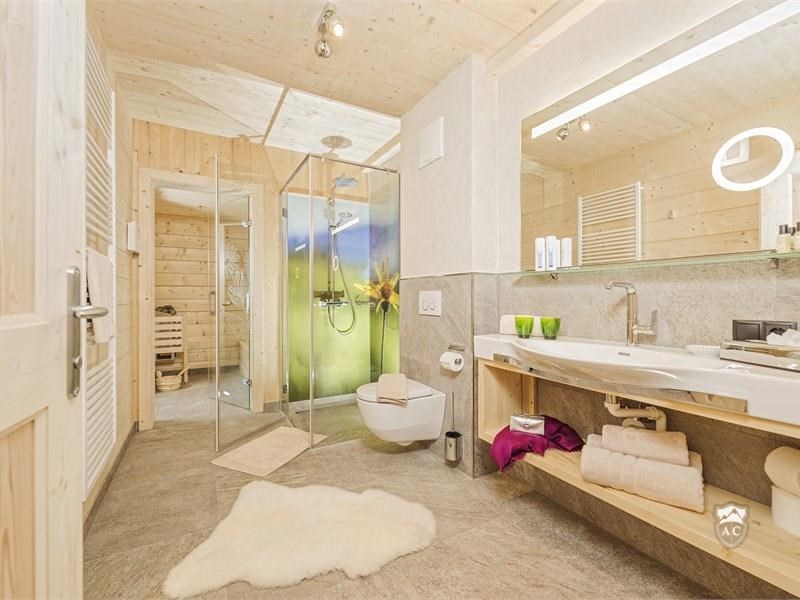 Badezimmer mit Sauna im Chalet 4