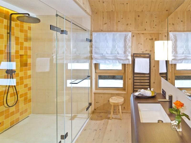 Duschbadezimmer en suite