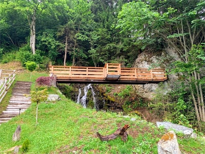 Brücke als Aussichtsplattform im Garten