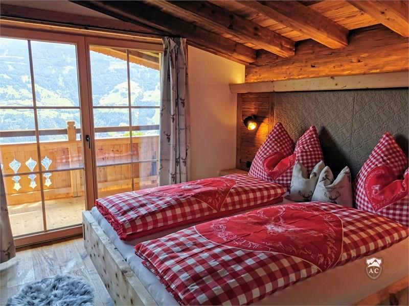 Doppelschlafzimmer mit Panoramaausblick im Chalet