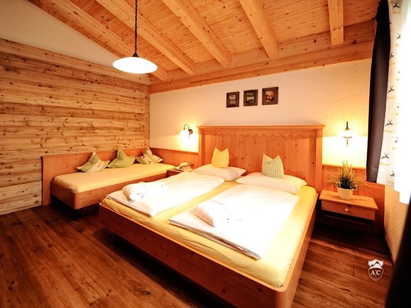 Schlafzimmer mit Doppel  und Einzelbett