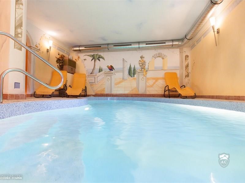 Privater Indoor Pool im Chalet