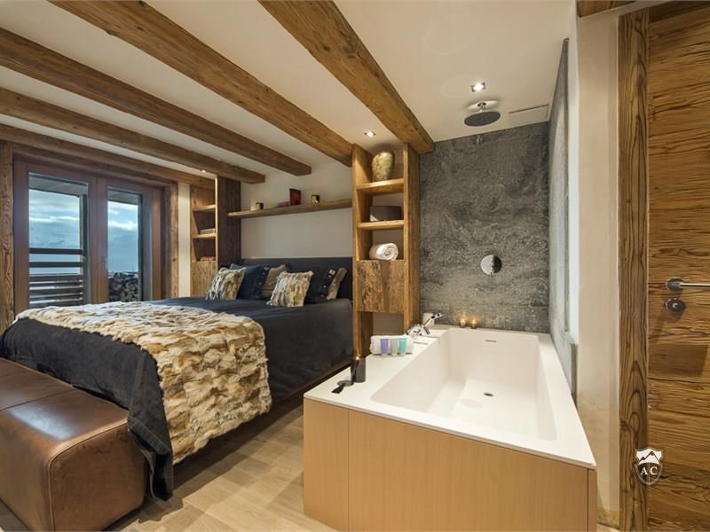Doppelschlafzimmer mit Badewanne
