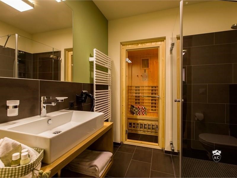 Badezimmer mit Infrarotkabine im Apartment Typ 3