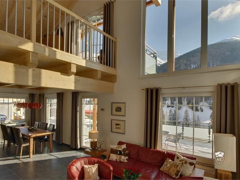 Wohn  und Esszimmer mit 360° Sichtkamin