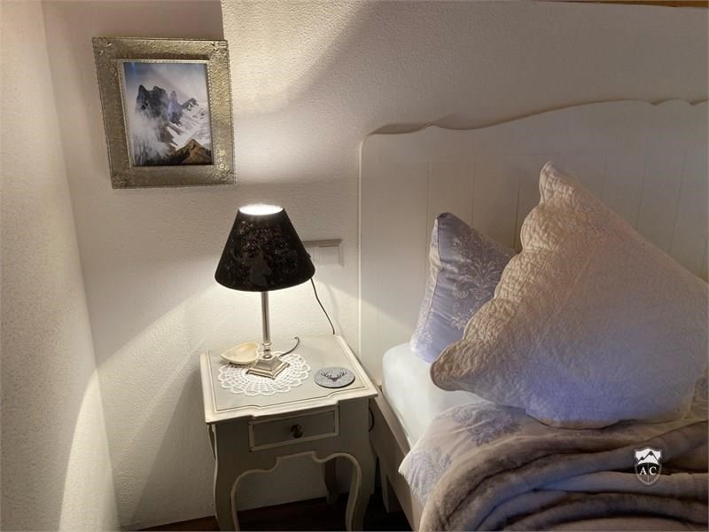 Doppelbett mit Nachttischlampe