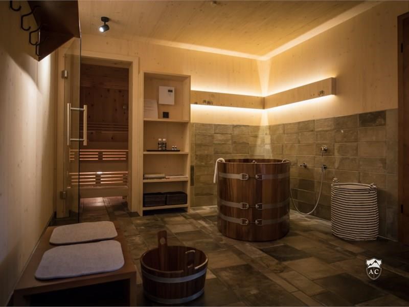 Wellnessbereich mit Badezuber und Sauna Chalet 2