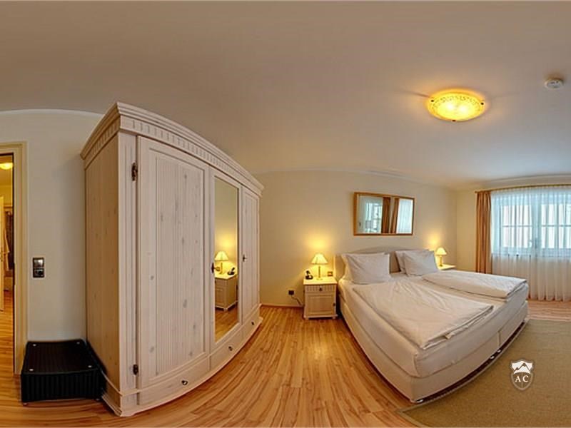 Schlafzimmer mit en-suite Bad und Zwischenraum mit zwei Einzelbetten
