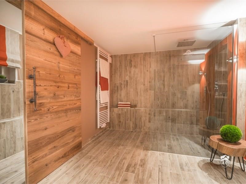 großzügige Dusche im Saunabereich