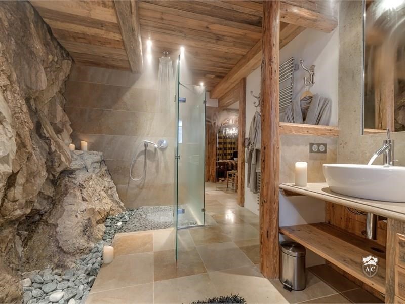 Badezimmer mit Steinwand