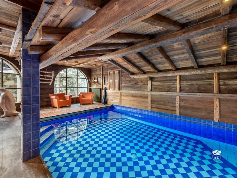 privater Indoorpool des Chalets