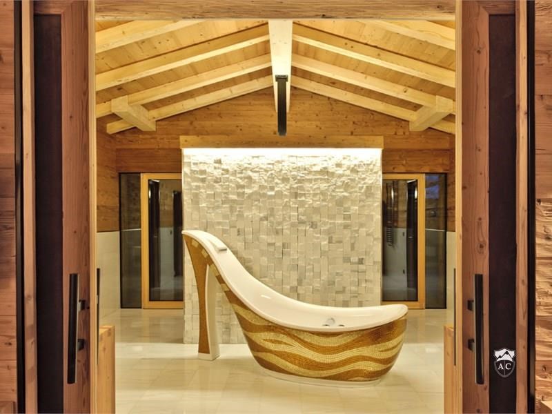 Blick in das luxuriöse Badezimmer des Chaletsuite Typ1 de Luxe