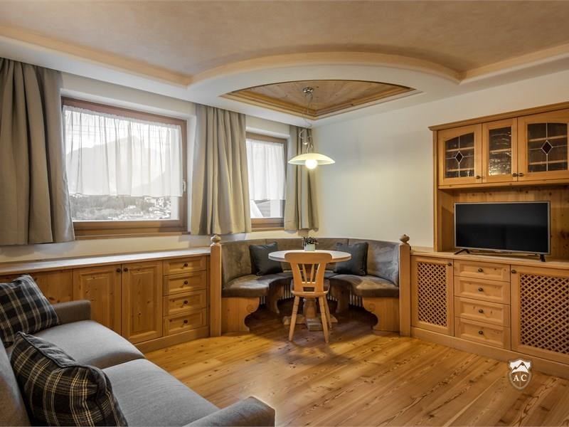Wohnbereich mit Ausziehcouch und gemütlicher Sitzecke Lodge Dolomiti Large