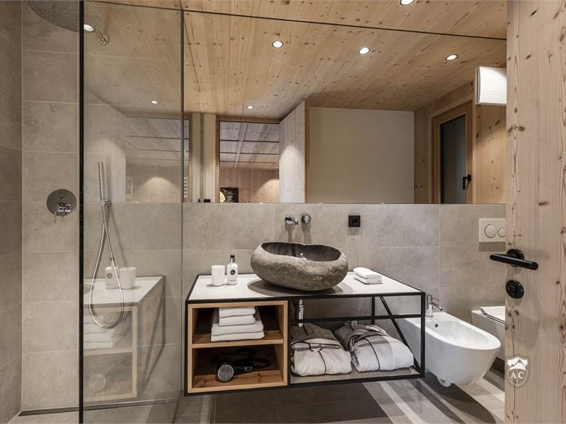 Badezimmer mit Dusche der Apartments 49 und 64 m²