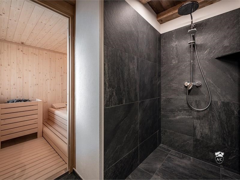 Dusche und Sauna in den Chalets